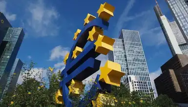 Euro Bölgesi'nde Yavaş Büyüme Sürüyor